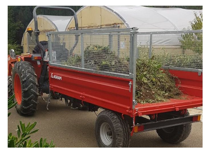 Mâchoire et boulon avec ressorts à lames pour remorque agricole.