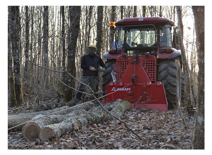 Équipement d'un tracteur forestier